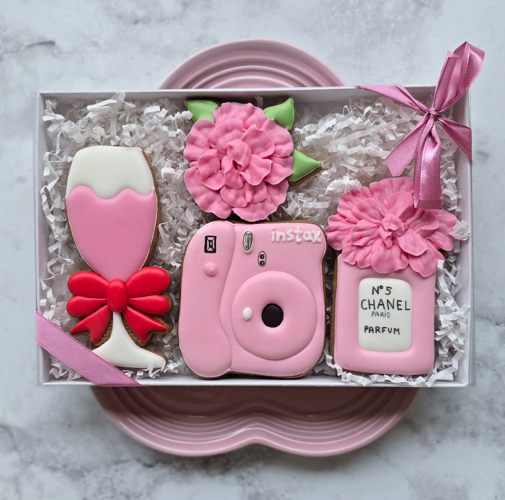 Kobiecy zestaw - Perfumy Chanel, wino, kwiatek i Instax