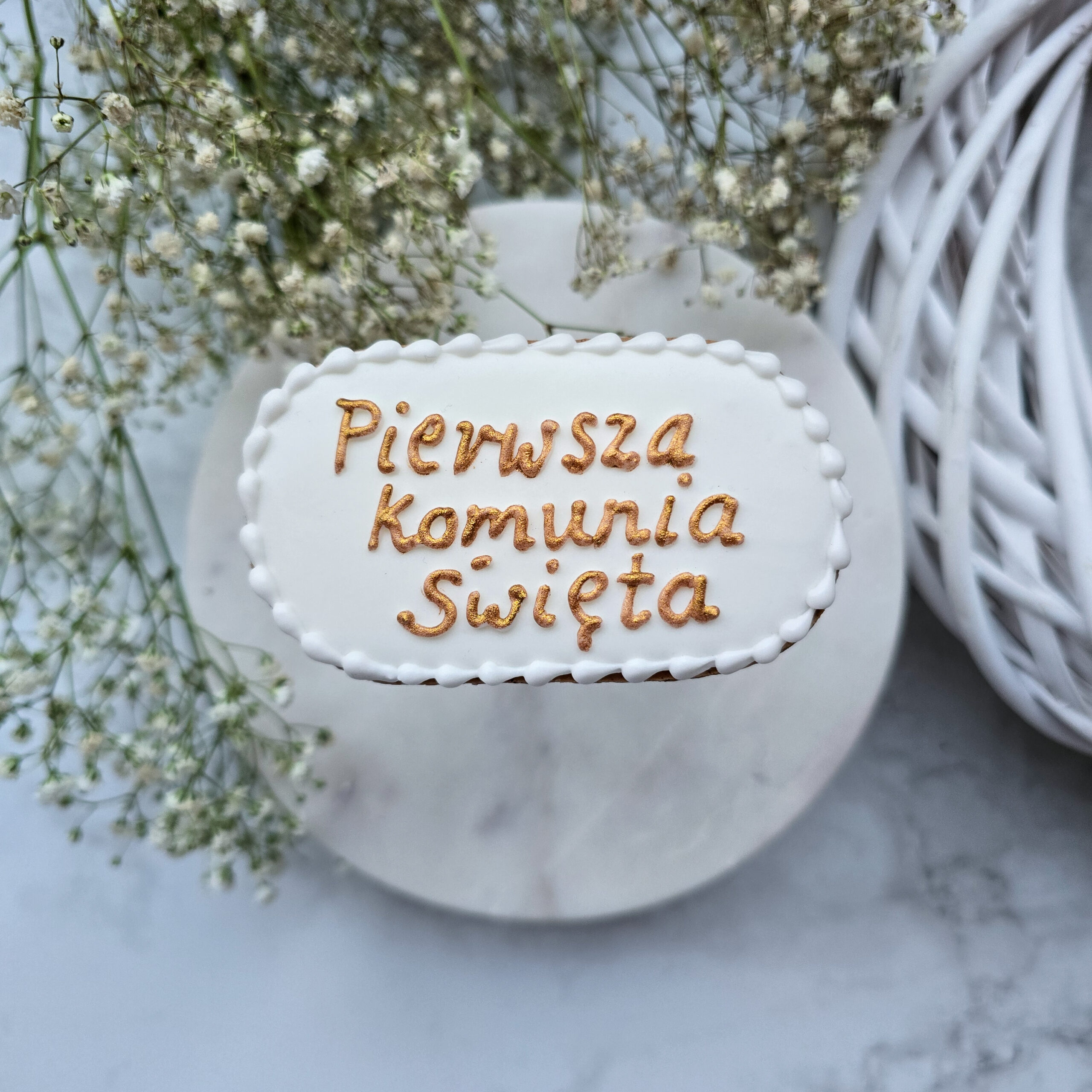 Plakietka z napisem ,,Pierwsza Komunia Święta"