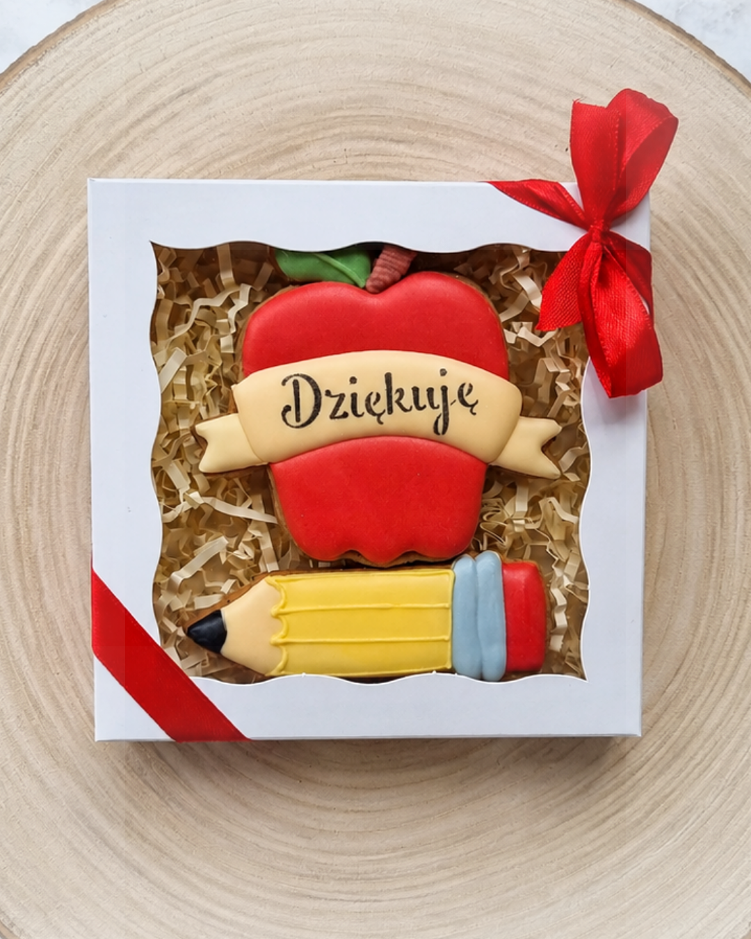 Jabłko i ołówek - pakowane w pudełku